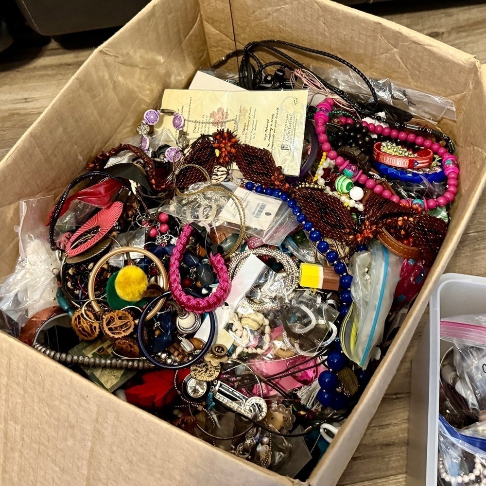 3 LB CRAFT JUNK WEARABLE vintage 2 modern jewelry lot.~ jewelry mystery fun art - Picture 6 of 7